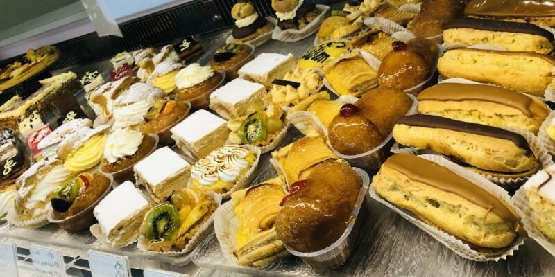 Des produits boulangers et des pâtisseries exposés sur une étale dans une boulangerie pâtisserie