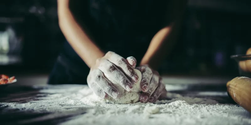 un boulanger en train de préparer la Recette de pain de campagne