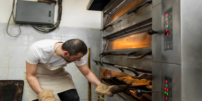 Un boulanger met au four pain au mais